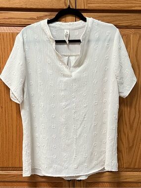 Women's White Textured Short-Sleeve Split-Neck Blouse, GUC, Size XL